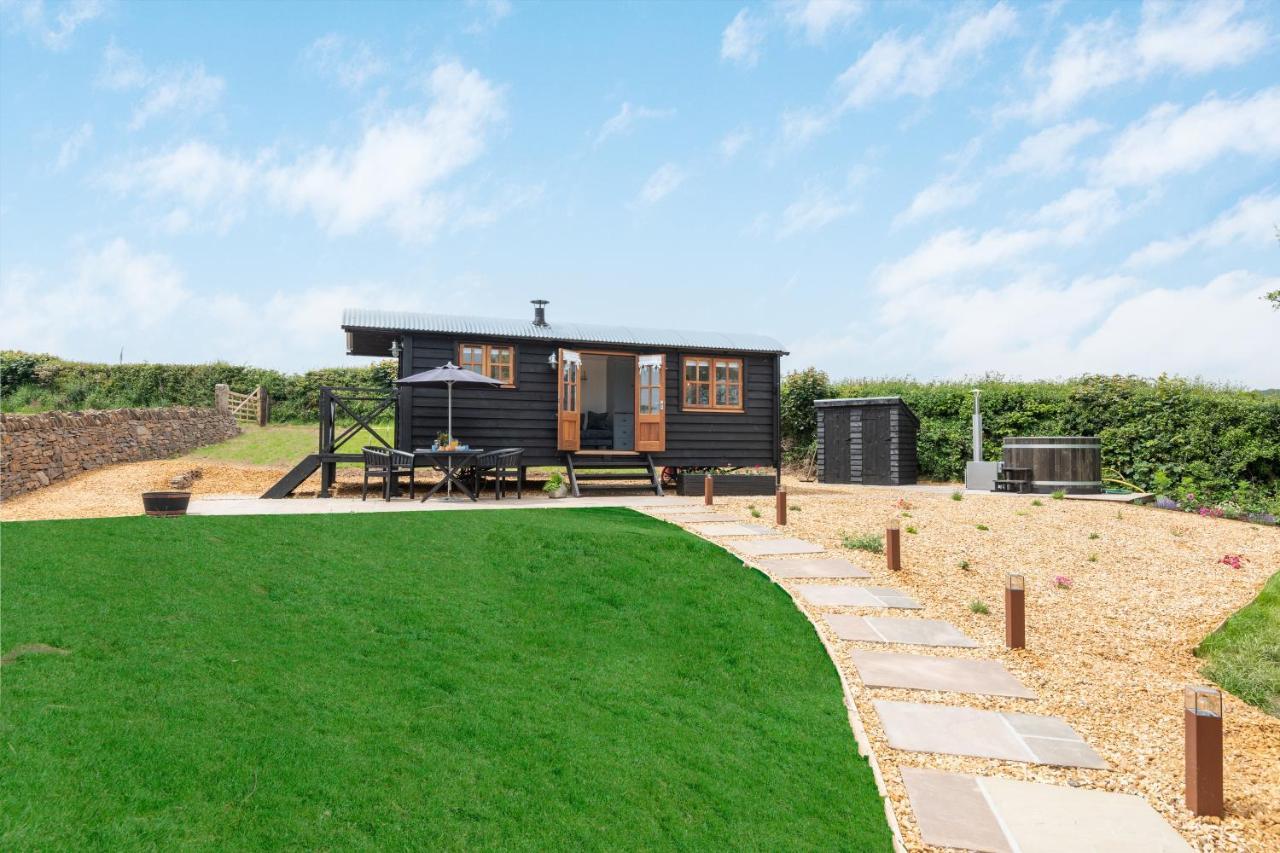 Daisy Park Shepherds Hut Holiday home *